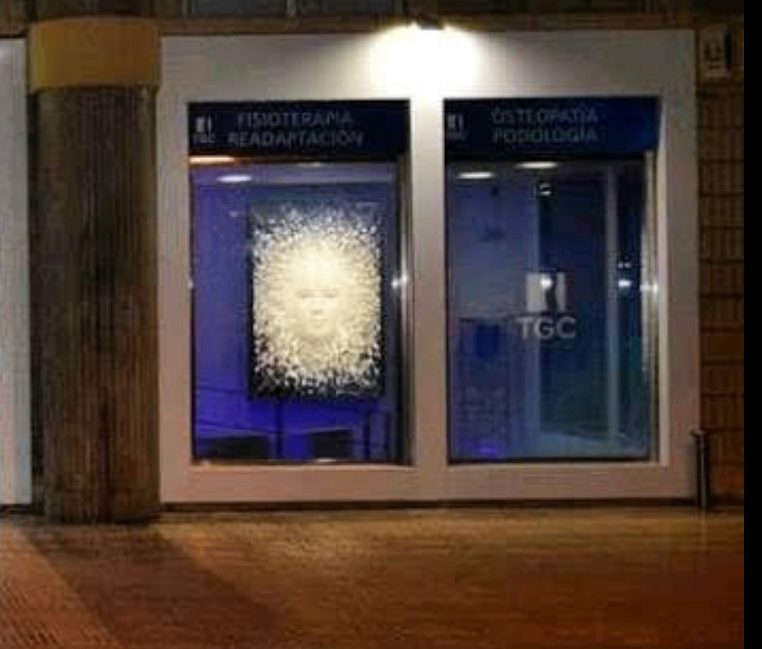 Consulta médica totalmente equipada con recepción y registro sanitario - Imagen 4