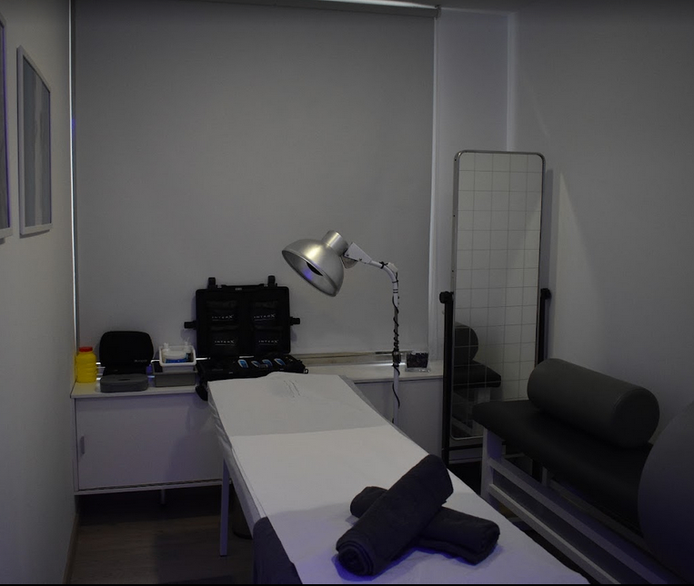 Consulta médica totalmente equipada con recepción y registro sanitario - Imagen 2