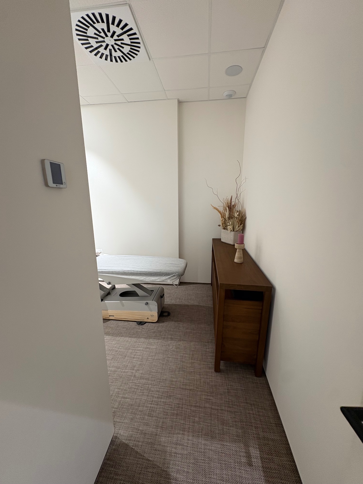 Sala con camilla en clínica de especialidades - Imagen 2