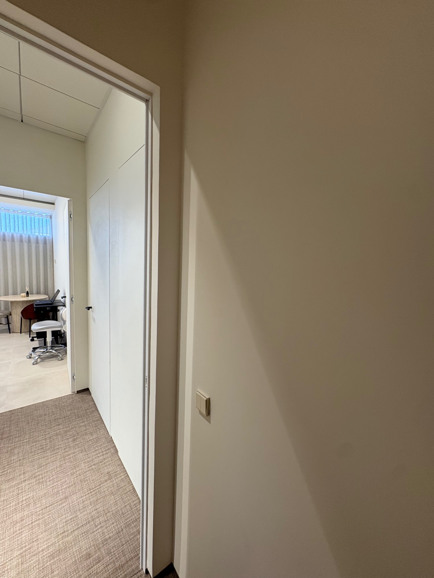 Sala con camilla en clínica de especialidades - Imagen 7