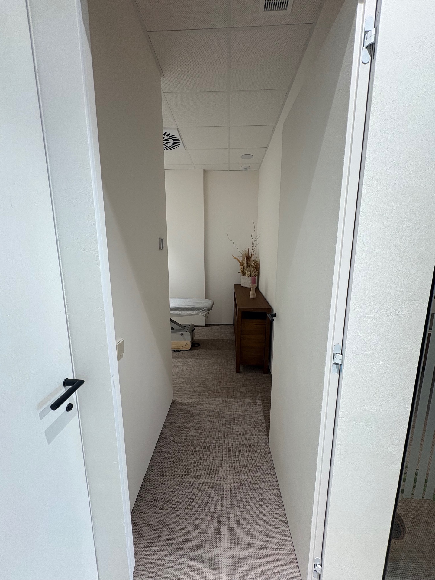 Sala con camilla en clínica de especialidades | Alquiler | MeetMedix