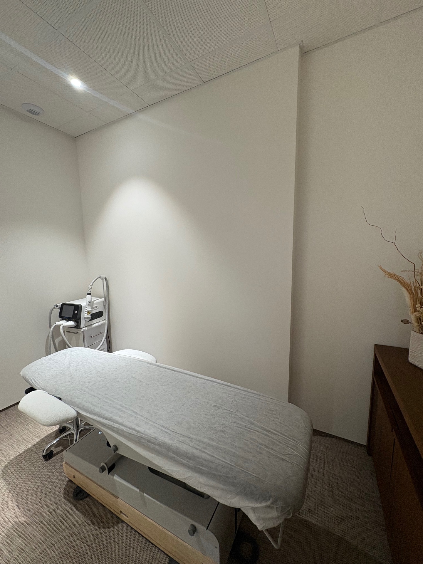 Sala con camilla en clínica de especialidades - Imagen 3