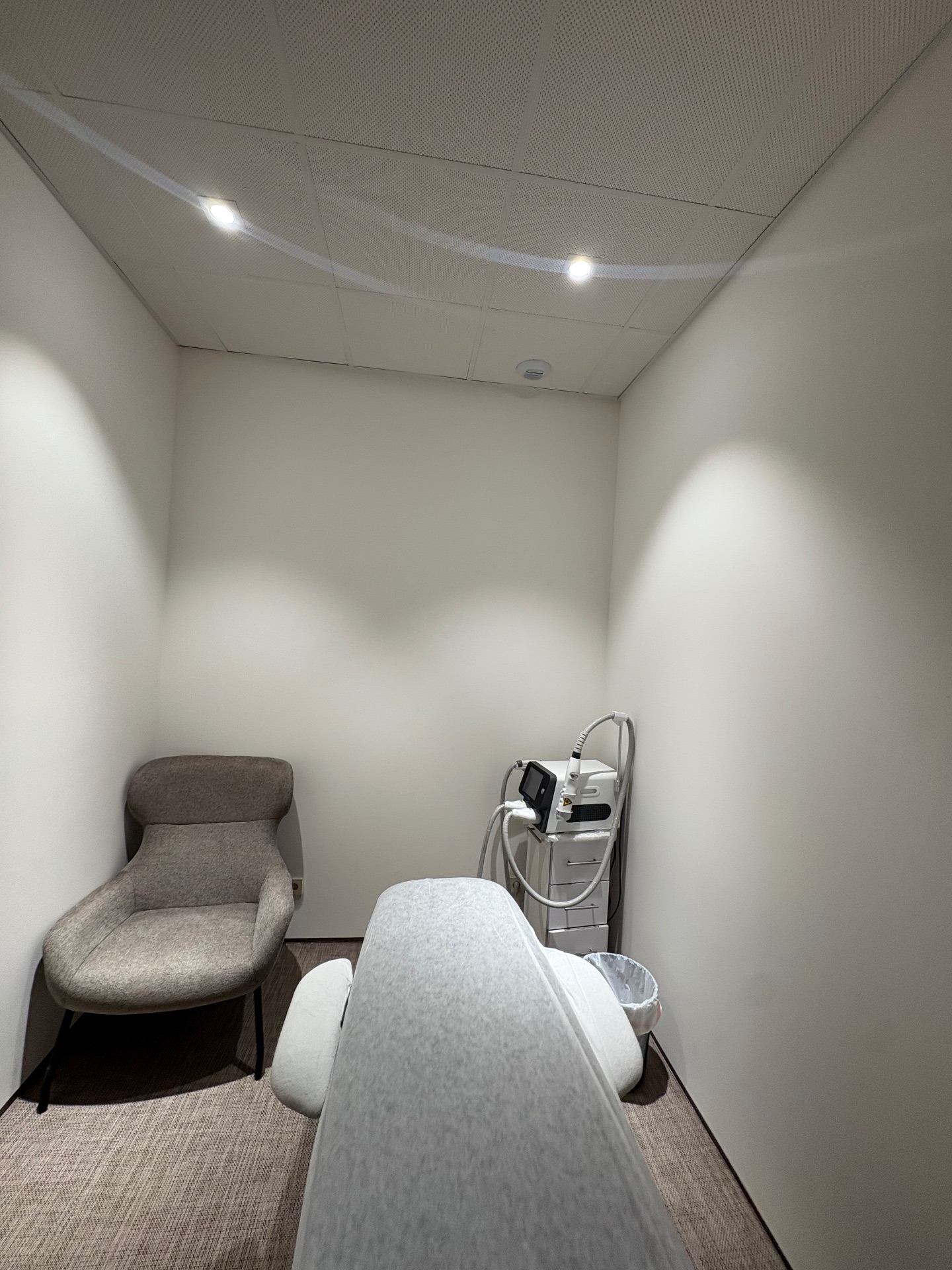 Sala con camilla en clínica de especialidades - Imagen 4