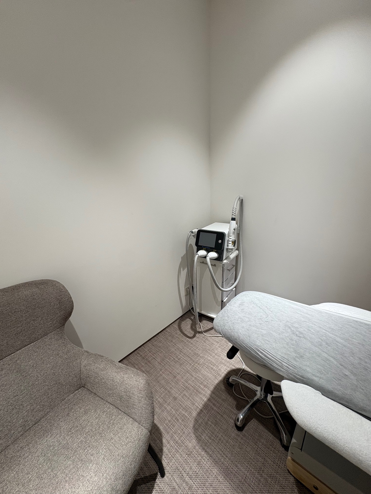 Sala con camilla en clínica de especialidades - Imagen 5