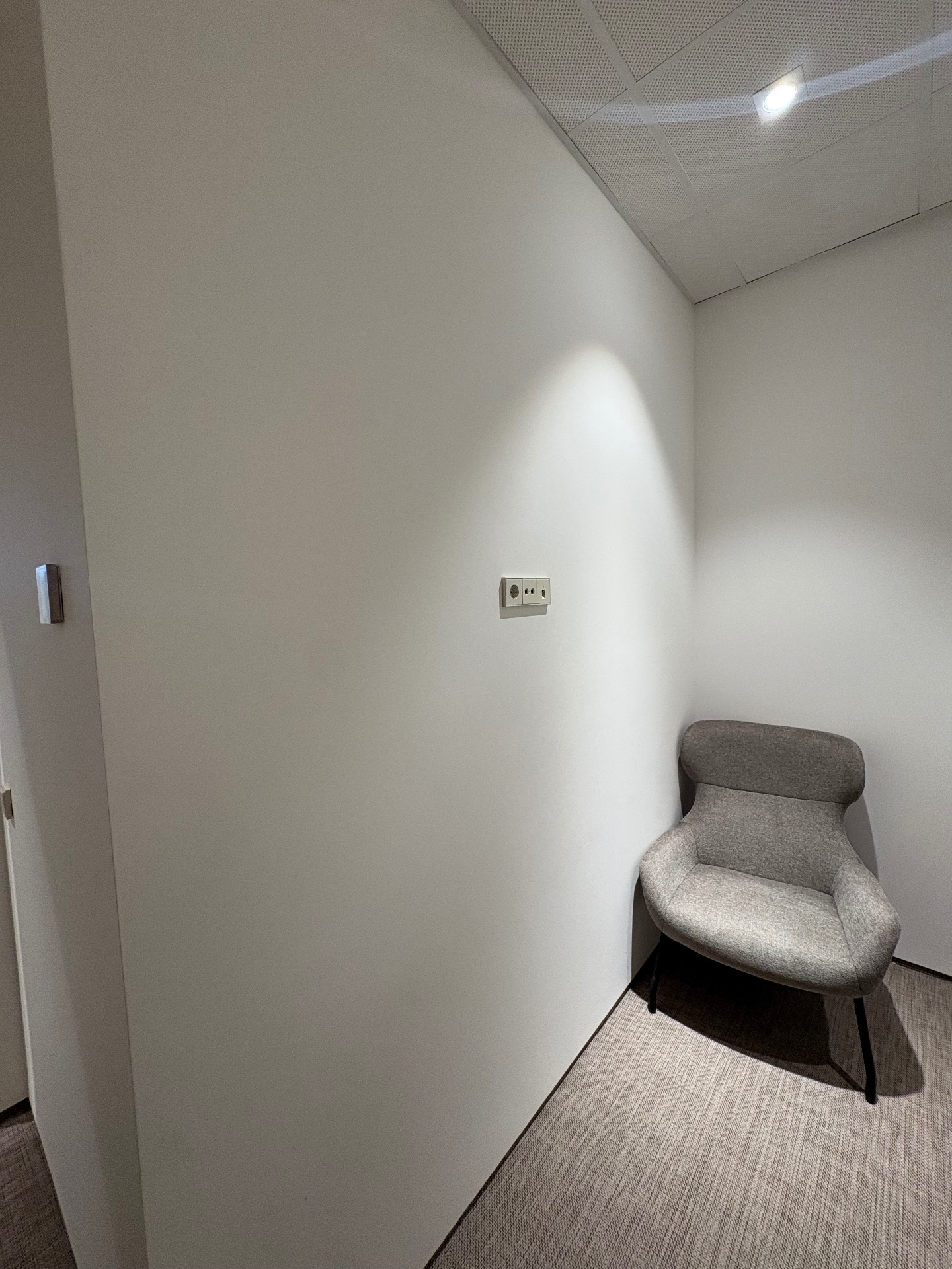 Sala con camilla en clínica de especialidades - Imagen 6