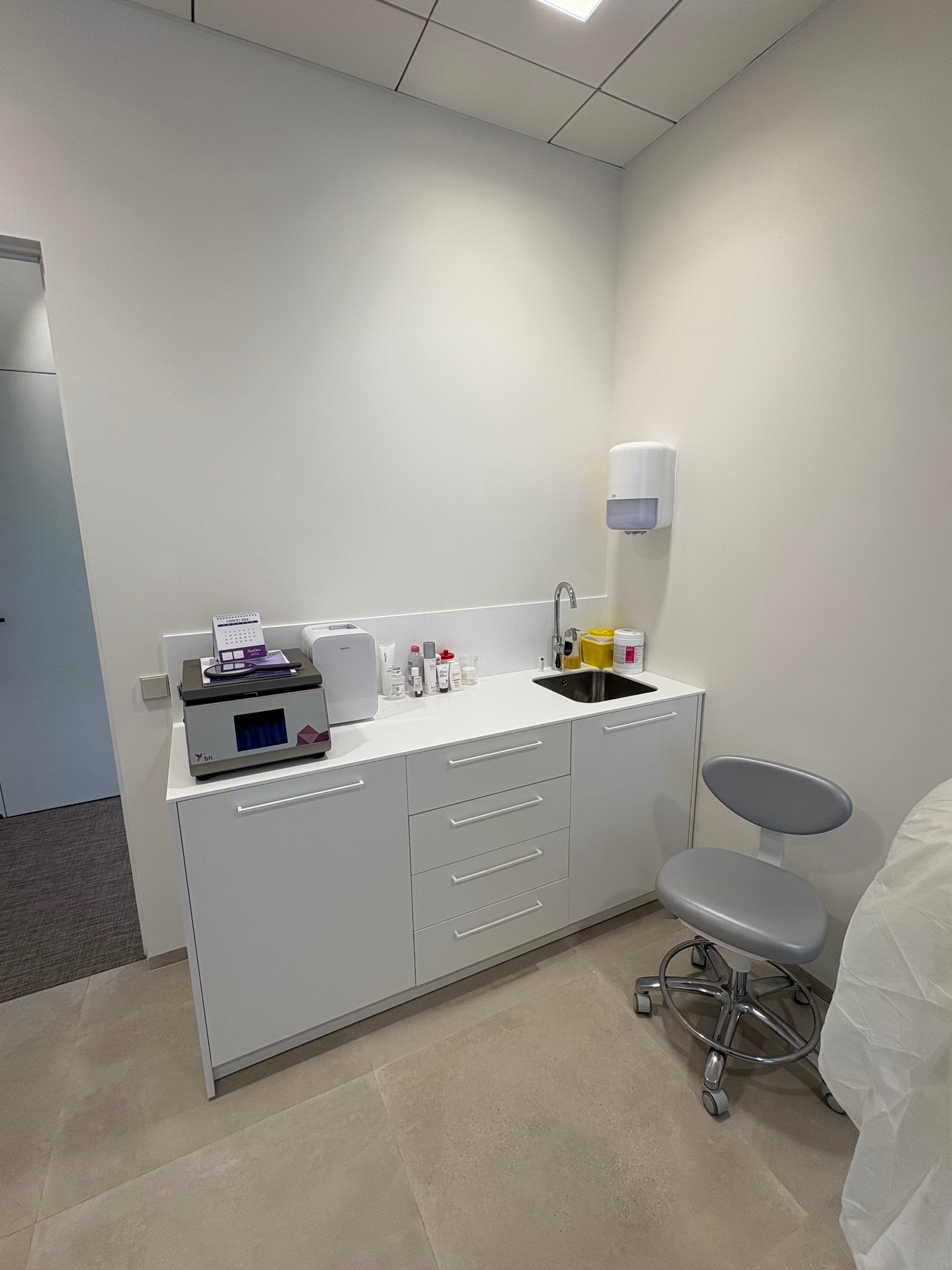 Sala de medicina estética en clínica multidisciplinar  - Imagen 7