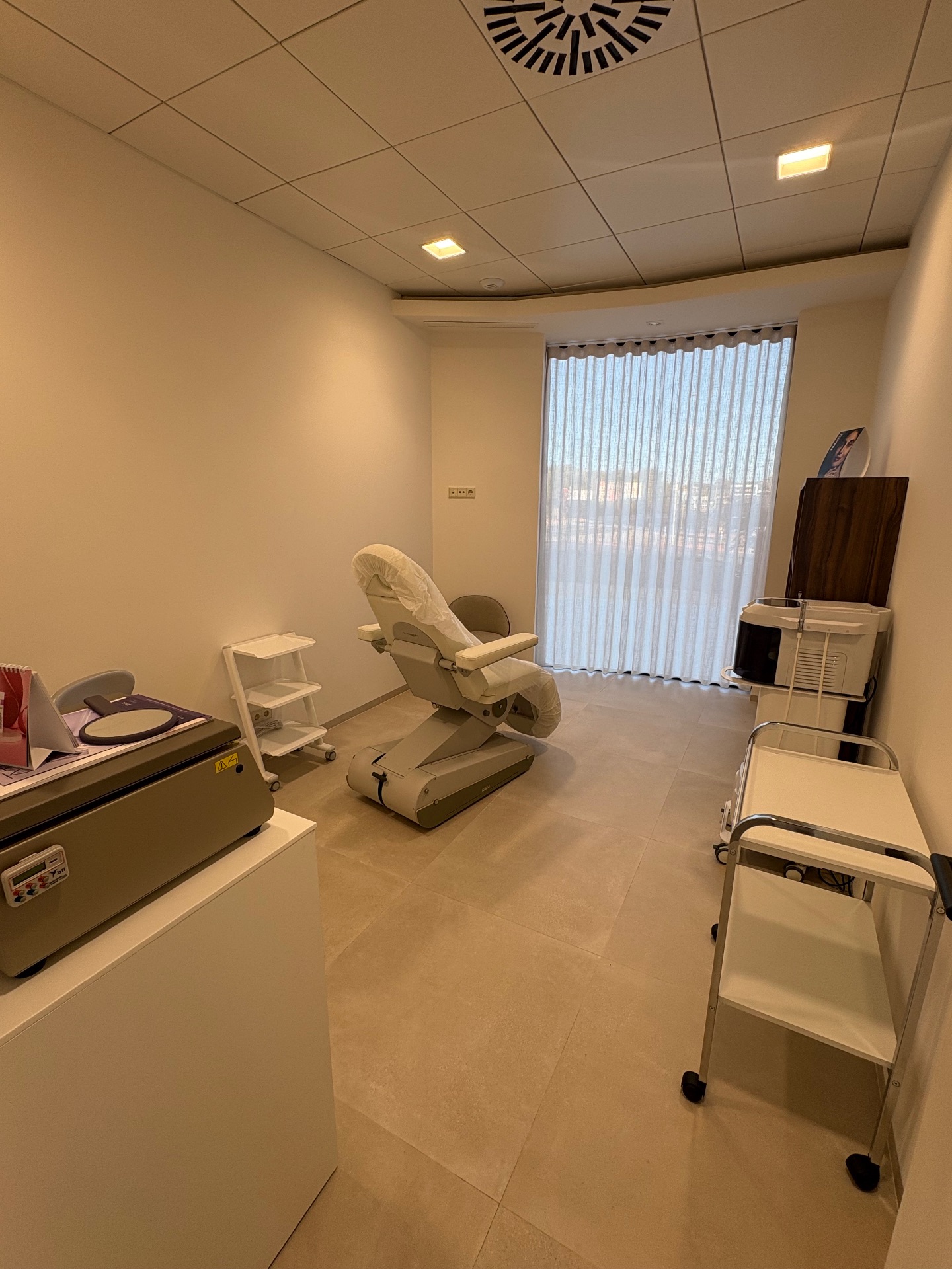 Sala de medicina estética en clínica multidisciplinar  - Imagen 2