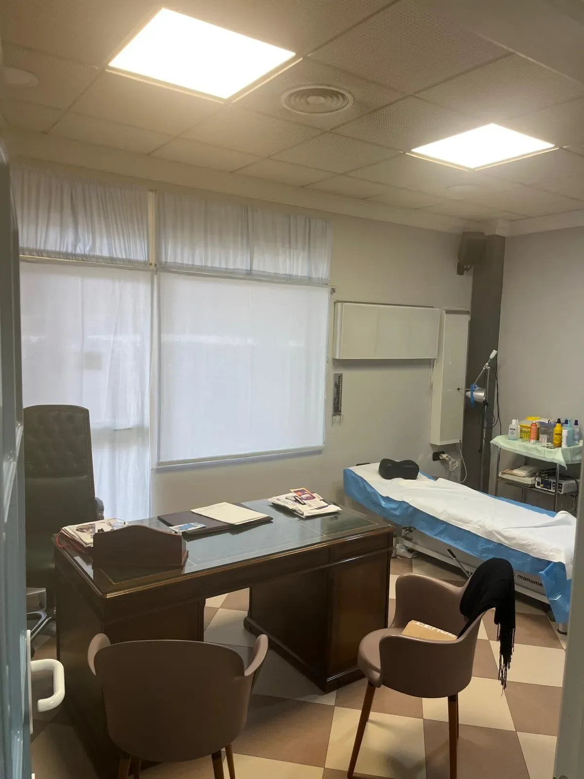 Consultas y sala de fisioterapia equipadas en clínica consolidada de Granada - Imagen 6