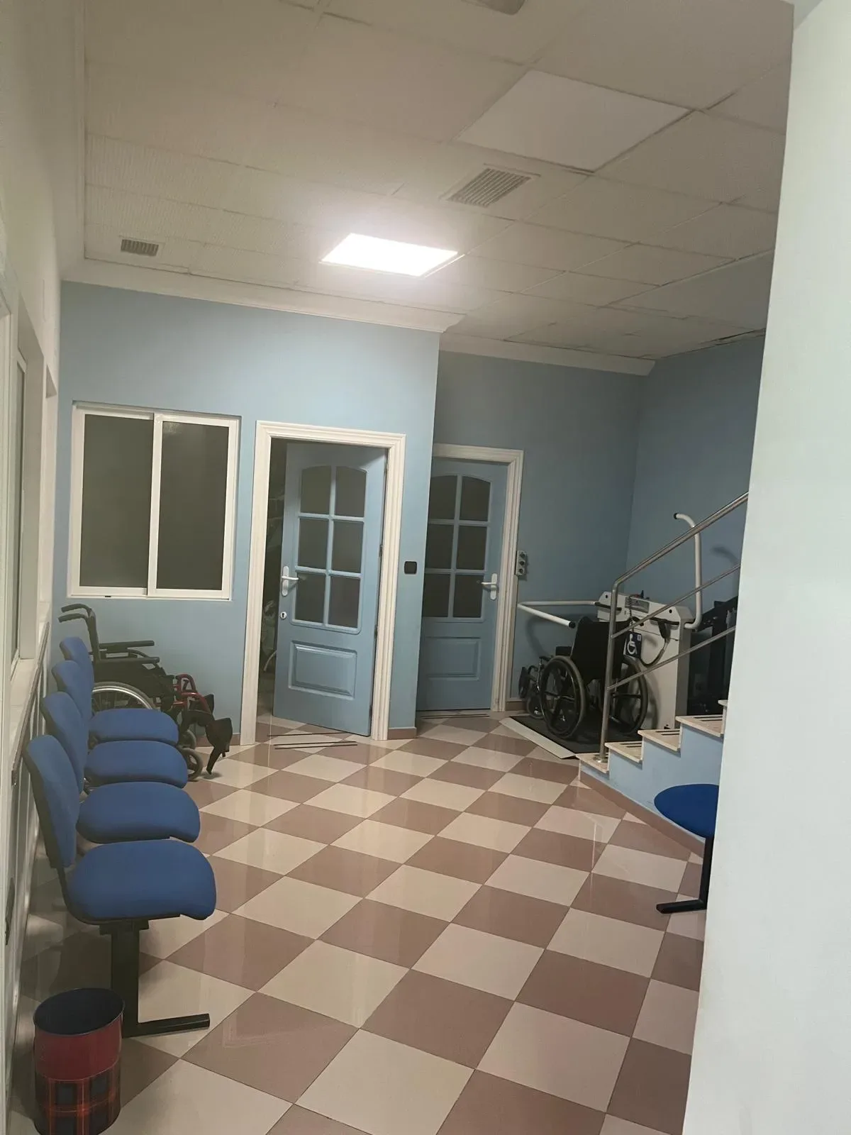 Consultas y sala de fisioterapia equipadas en clínica consolidada de Granada en Centro - Granada | Alquiler espacio médico | MEETMEDIX