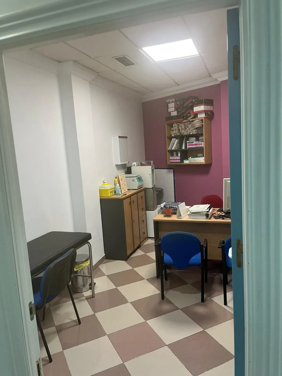 Consultas y sala de fisioterapia equipadas en clínica consolidada de Granada - Imagen 4