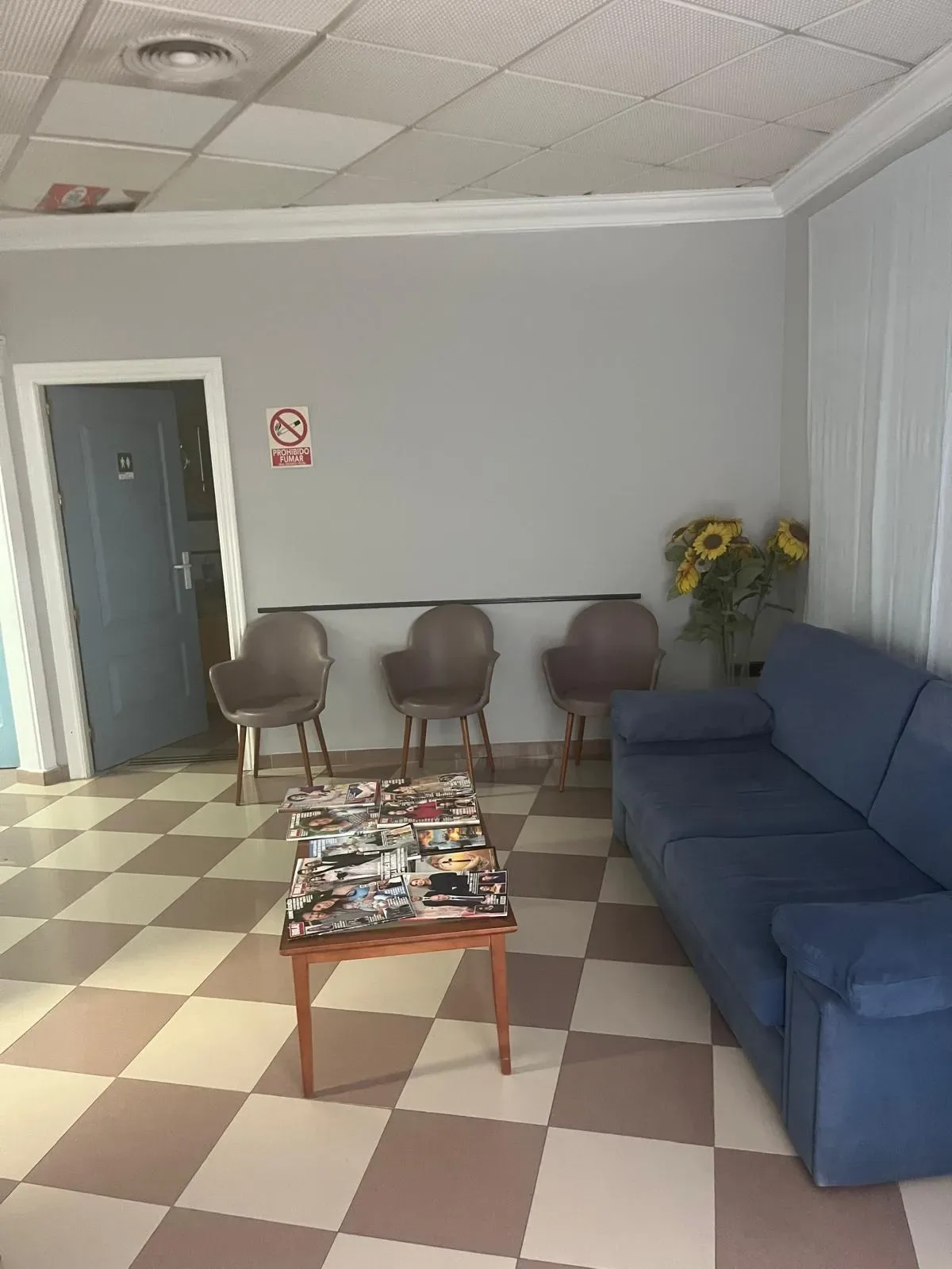 Consultas y sala de fisioterapia equipadas en clínica consolidada de Granada - Imagen 2