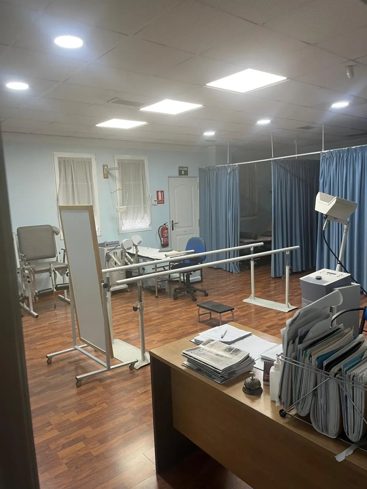 Consultas y sala de fisioterapia equipadas en clínica consolidada de Granada - Imagen 7