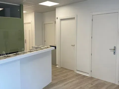 Alquiler y venta de local recién reformado como clínica médica - Imagen 5