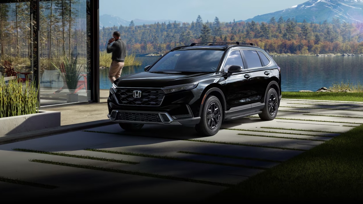 Honda CR-V AWD noir vu de trois quarts avant stationné près d’un plan d’eau, VUS compact à rouage intégral apprécié pour sa robustesse et son efficacité en conditions difficiles.
