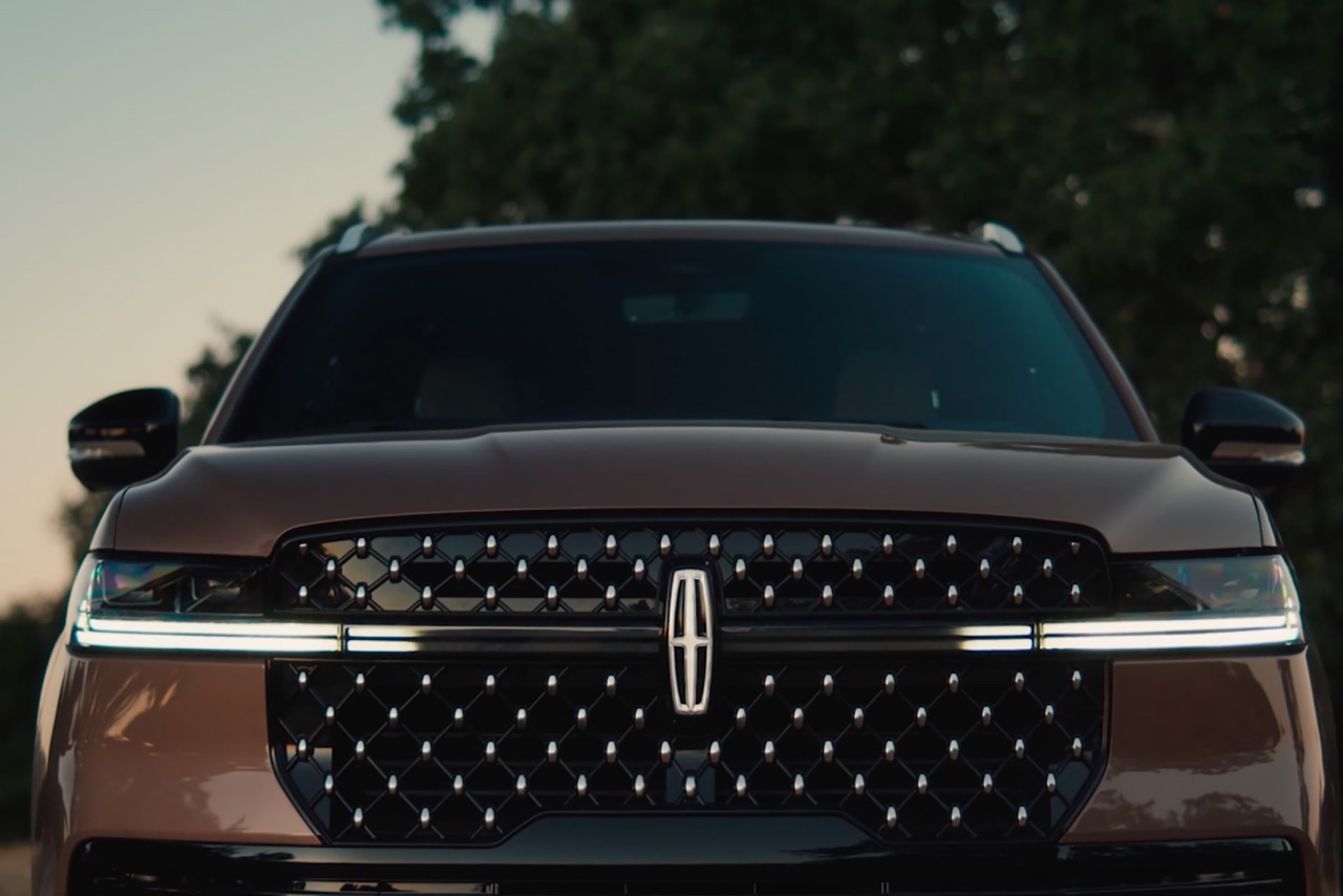 Vue frontale rapprochée du Lincoln Navigator 2025 mettant en valeur la calandre illuminée, VUS de luxe emblématique axé sur le confort et le prestige.