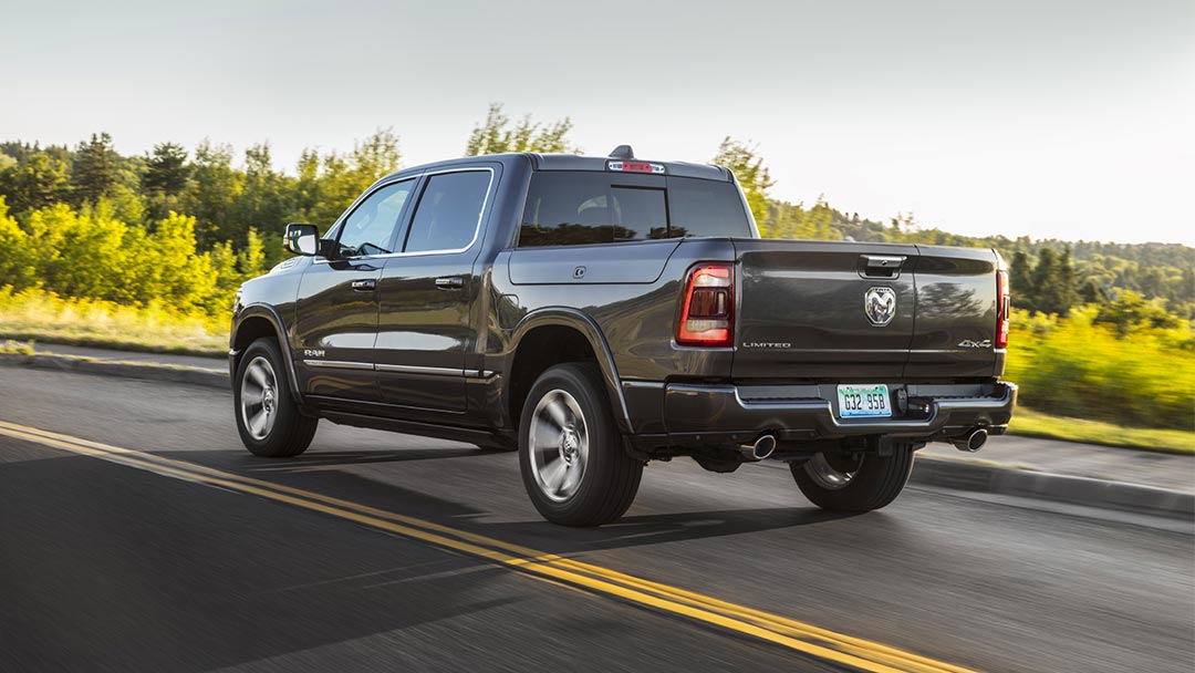 Vue arrière du Ram 1500 EcoDiesel sur route en pleine puissance