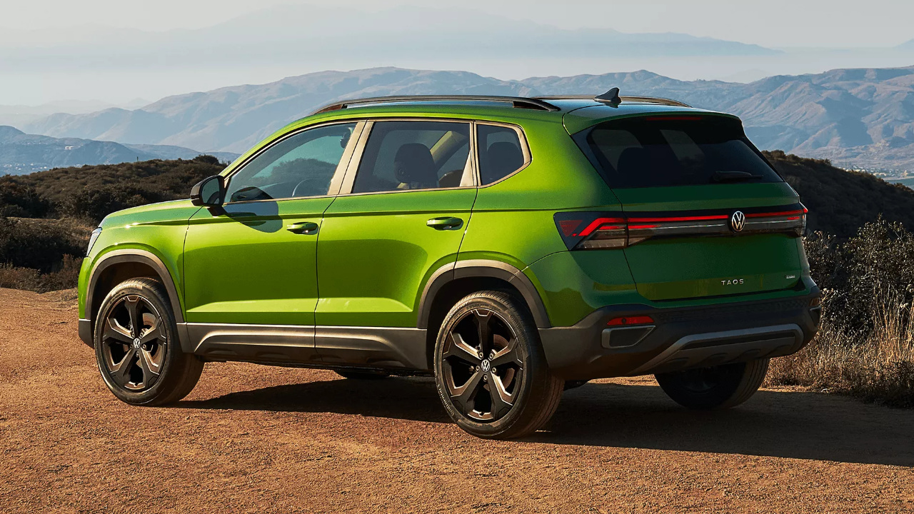 Volkswagen Taos vert stationné en montagne pour illustrer un VUS compact spacieux et économe en essence.