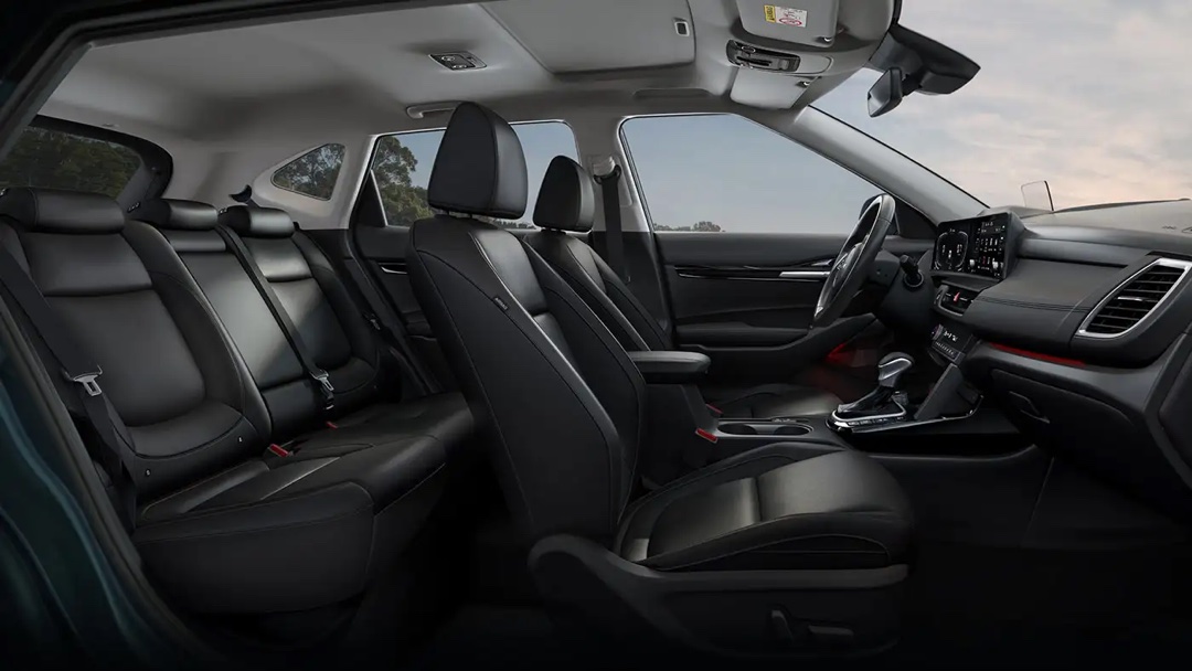 Intérieur du Kia Seltos 2025 avec sièges avant et arrière en cuir, VUS sous-compact offrant espace et technologies à prix abordable au Québec.