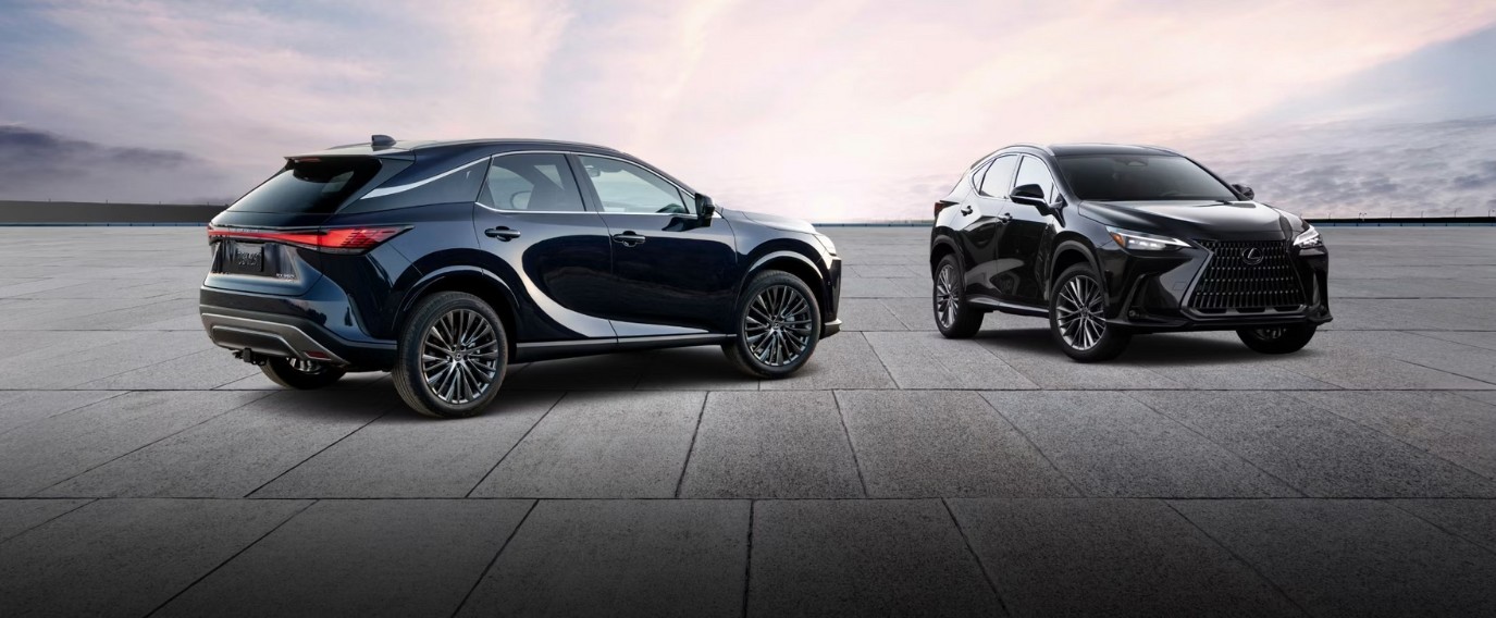 Lexus NX et Lexus RX noirs vus de trois quarts arrière sur une surface pavée, VUS de luxe reconnus pour leur fiabilité et leur excellent rapport qualité-prix.