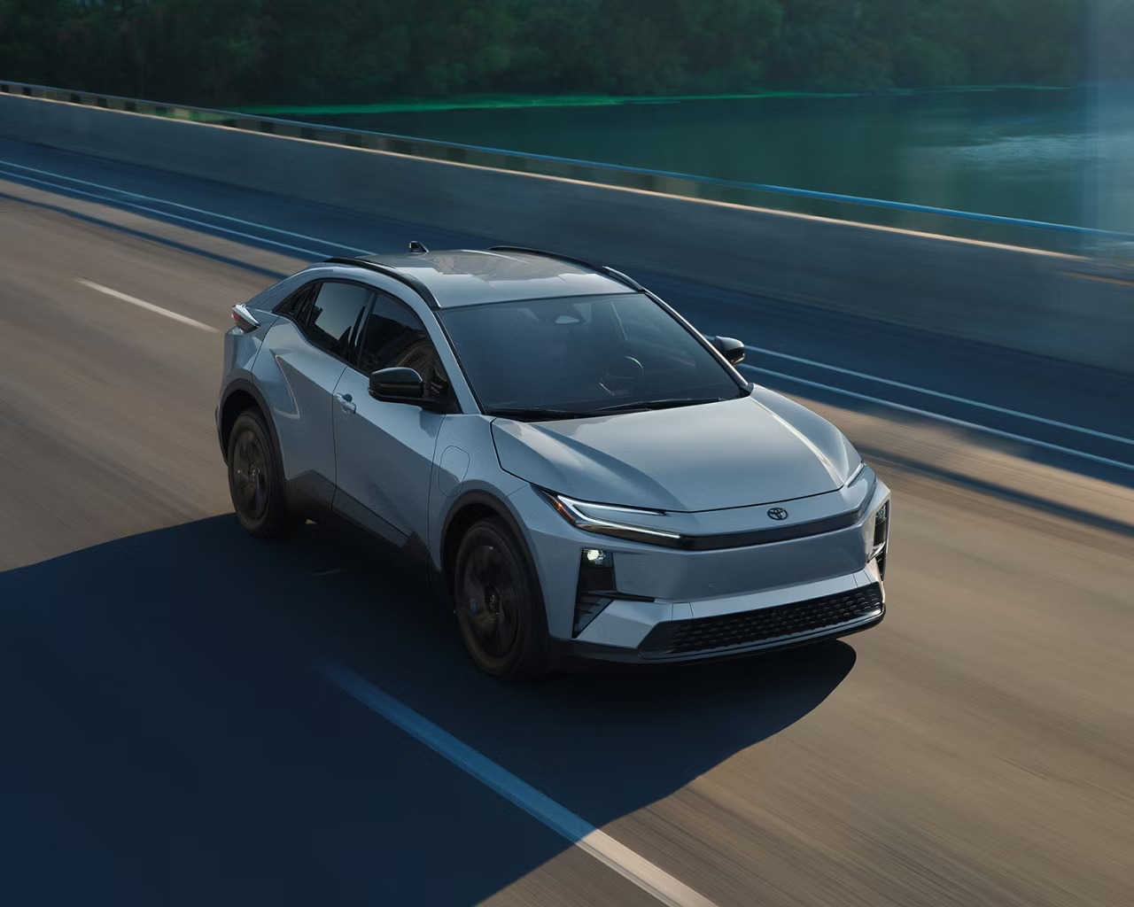 Toyota C-HR gris en mouvement sur l’autoroute pour illustrer un VUS compact moderne et efficient.