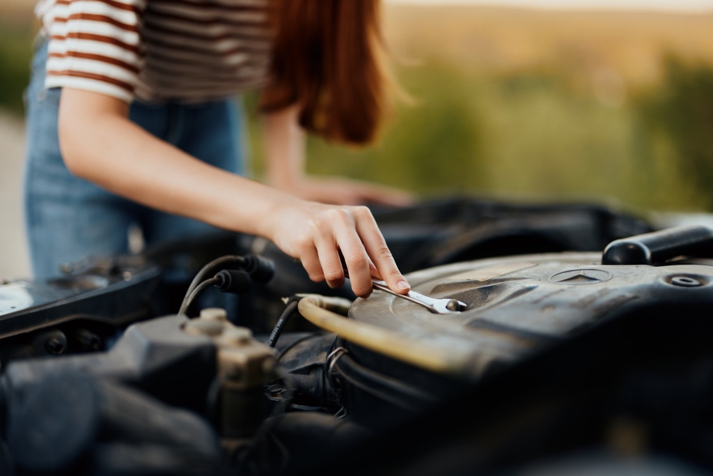 Inspection du moteur d’une voiture pendant l’entretien automobile au printemps pour vérifier les éléments essentiels du véhicule.