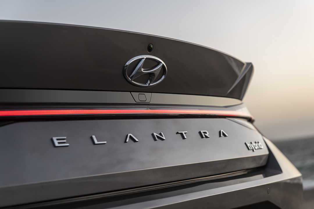 Détail arrière d’une Hyundai Elantra hybride usagée pour illustrer une voiture hybride compacte et écoénergétique.
