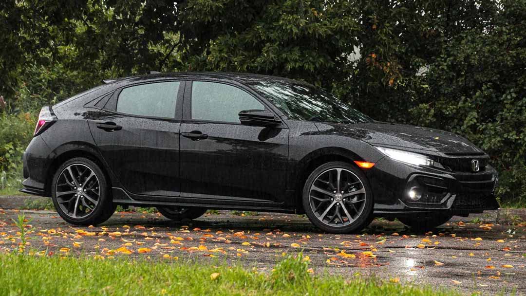 Vue latérale de la Honda Civic sur route une journée de pluie