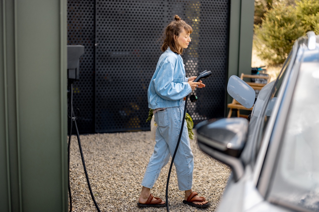 Recharge d’une voiture électrique au printemps pour illustrer les particularités de l’entretien d’un véhicule électrique.