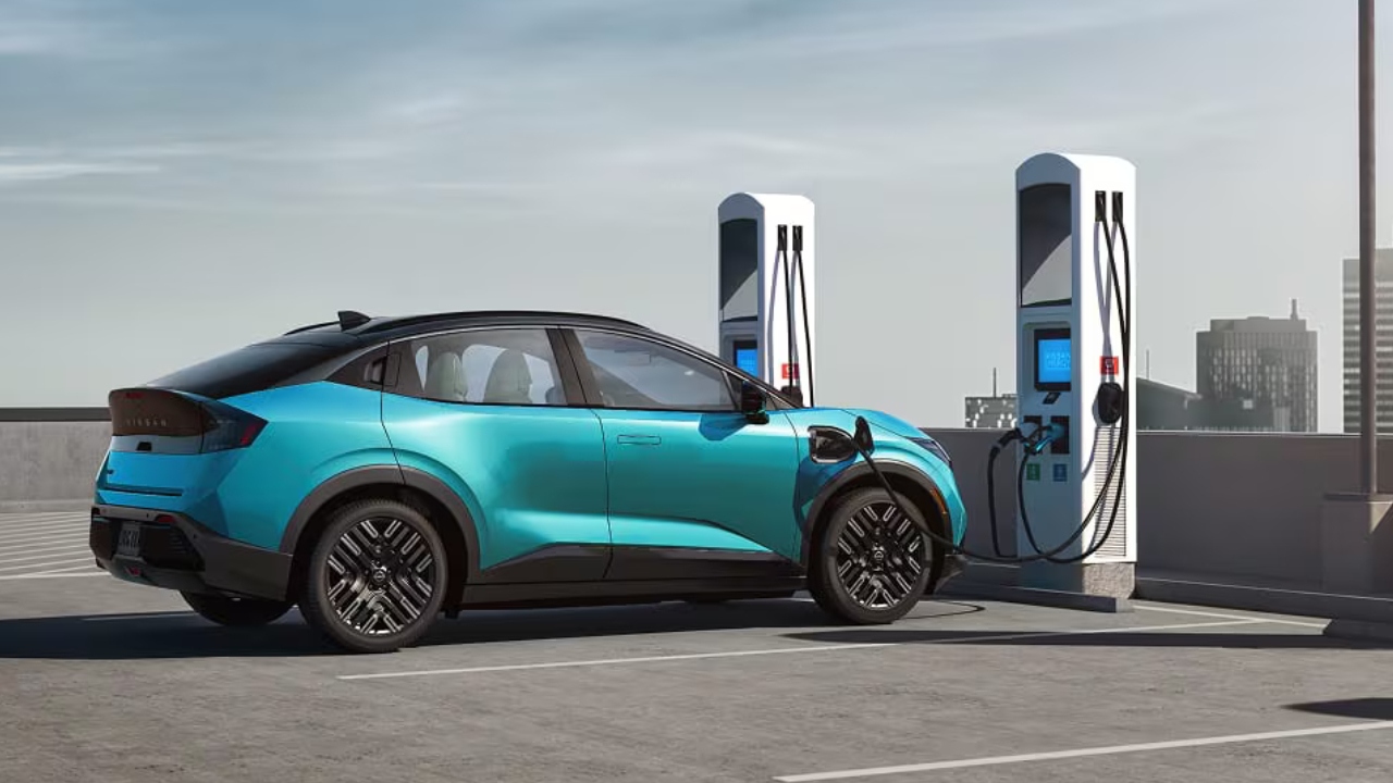 Nissan Leaf électrique branchée à une borne de recharge pour représenter une voiture électrique abordable.