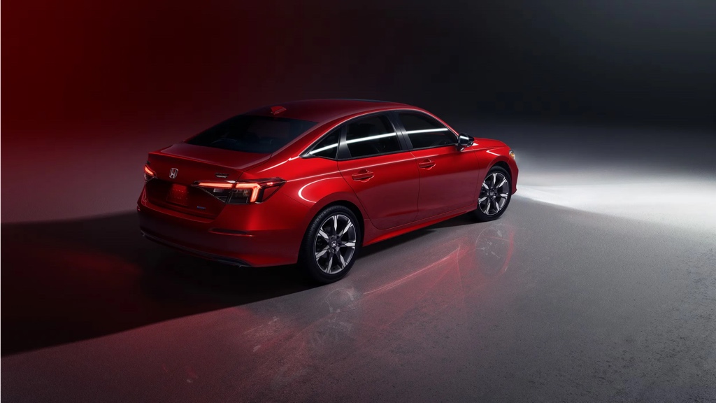 Honda Civic rouge en studio pour représenter une citadine usagée durable et économique en carburant.