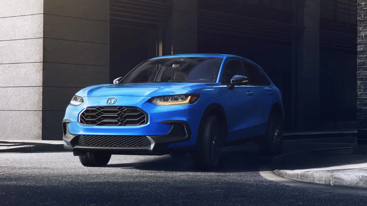 Honda HR-V bleu devant un immeuble pour illustrer un petit VUS bien équipé et économique en essence.