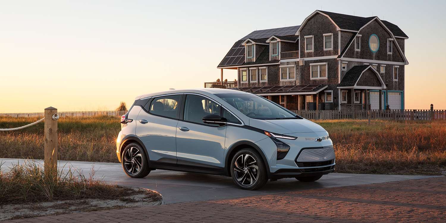 Chevrolet Bolt EV stationné devant une maison pour illustrer l’une des voitures électriques les moins chères.