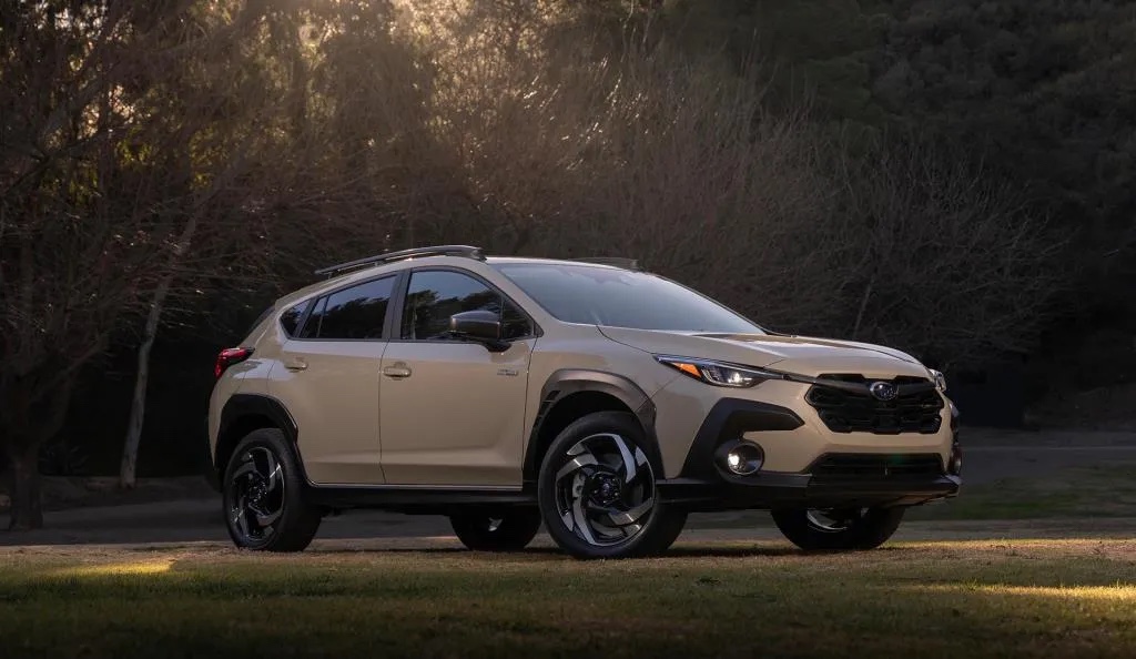 Subaru Crosstrek beige sur un terrain boisé pour représenter un VUS économique adapté au hors route.