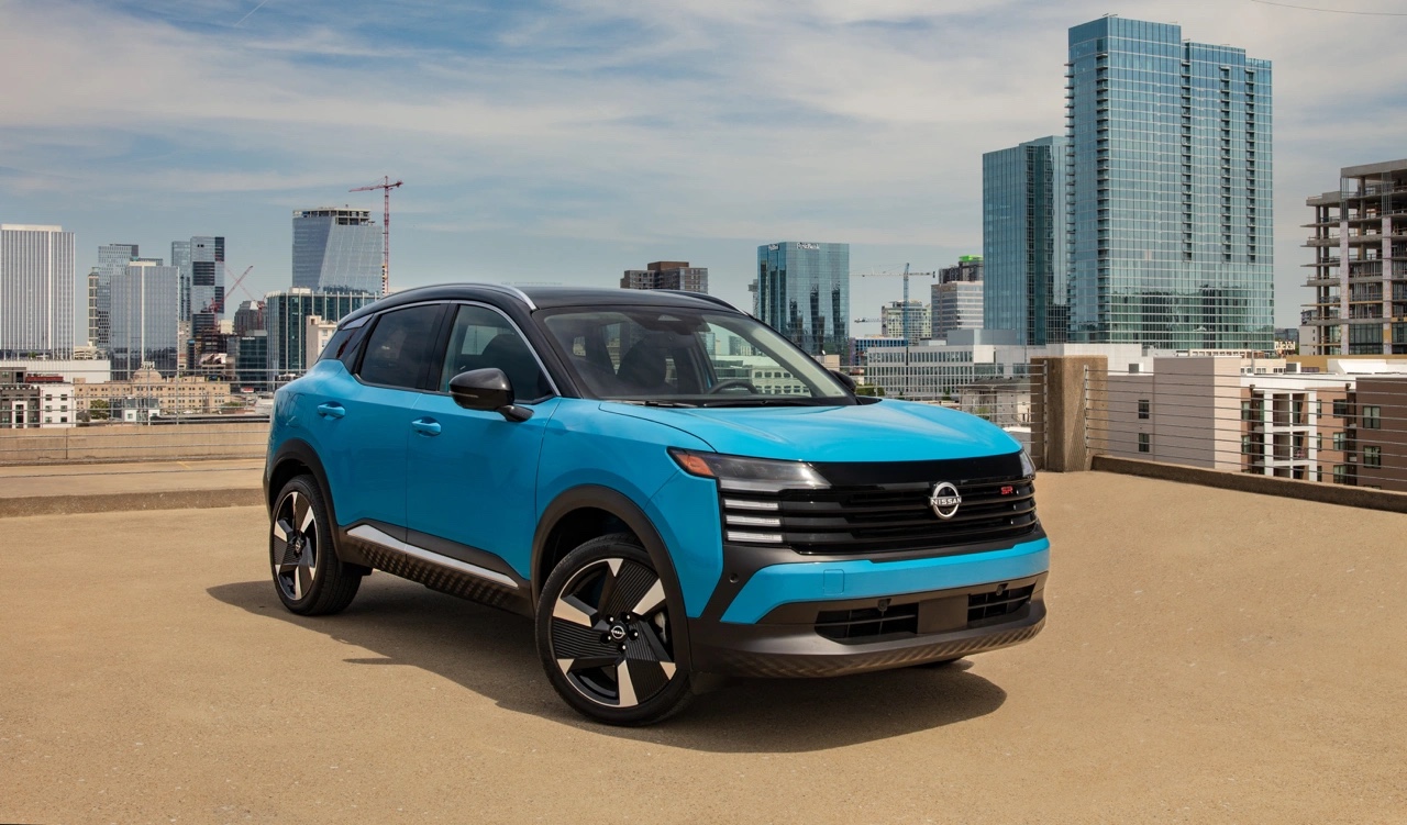 Nissan Kicks bleu stationné en ville pour représenter un VUS sous-compact économique en essence.