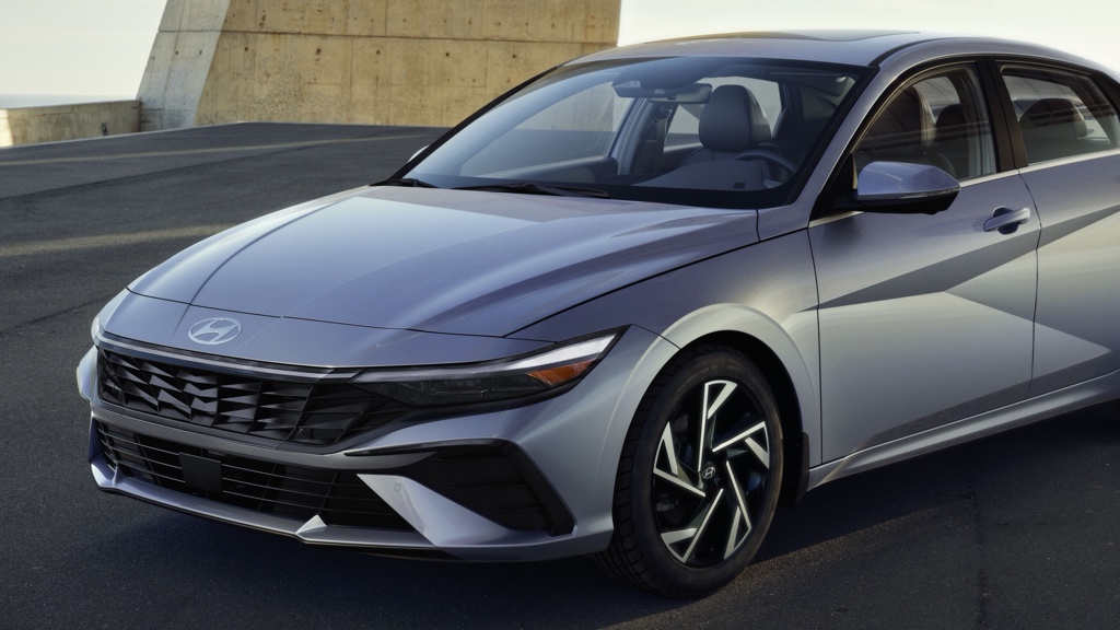 Hyundai Elantra grise sur la route pour illustrer une citadine usagée offrant une bonne économie d’essence.