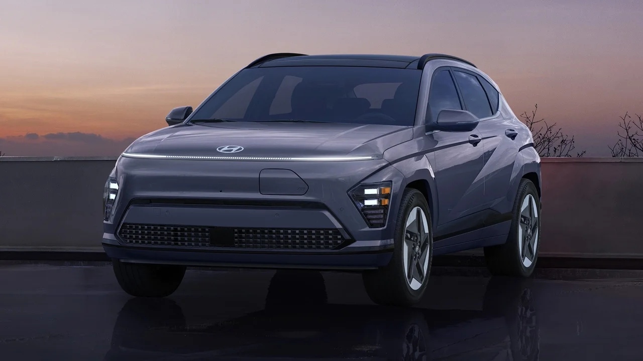 Hyundai Kona électrique sur fond urbain pour illustrer un VUS électrique pas cher et pratique au quotidien.