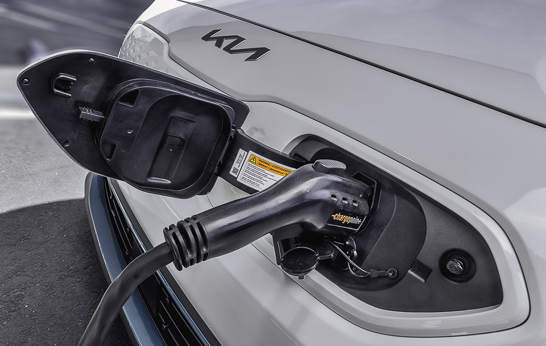 Gros plan sur le port de recharge d’un Kia Niro EV 2022 branché, multisegment électrique sécuritaire et familial à prix accessible au Québec.