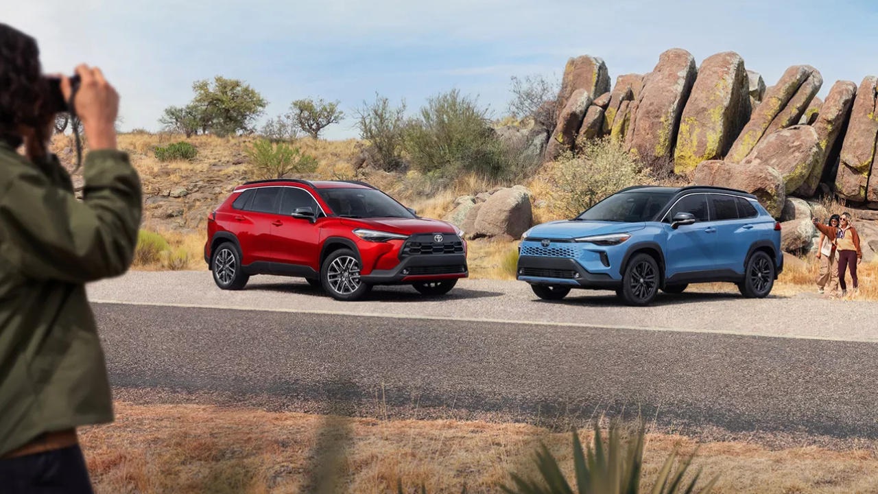 Toyota Corolla Cross rouge et bleu dans le désert pour illustrer l’un des VUS les plus économiques en essence.