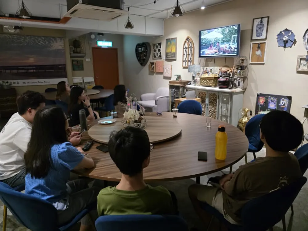 布道队在社区中与人交谈