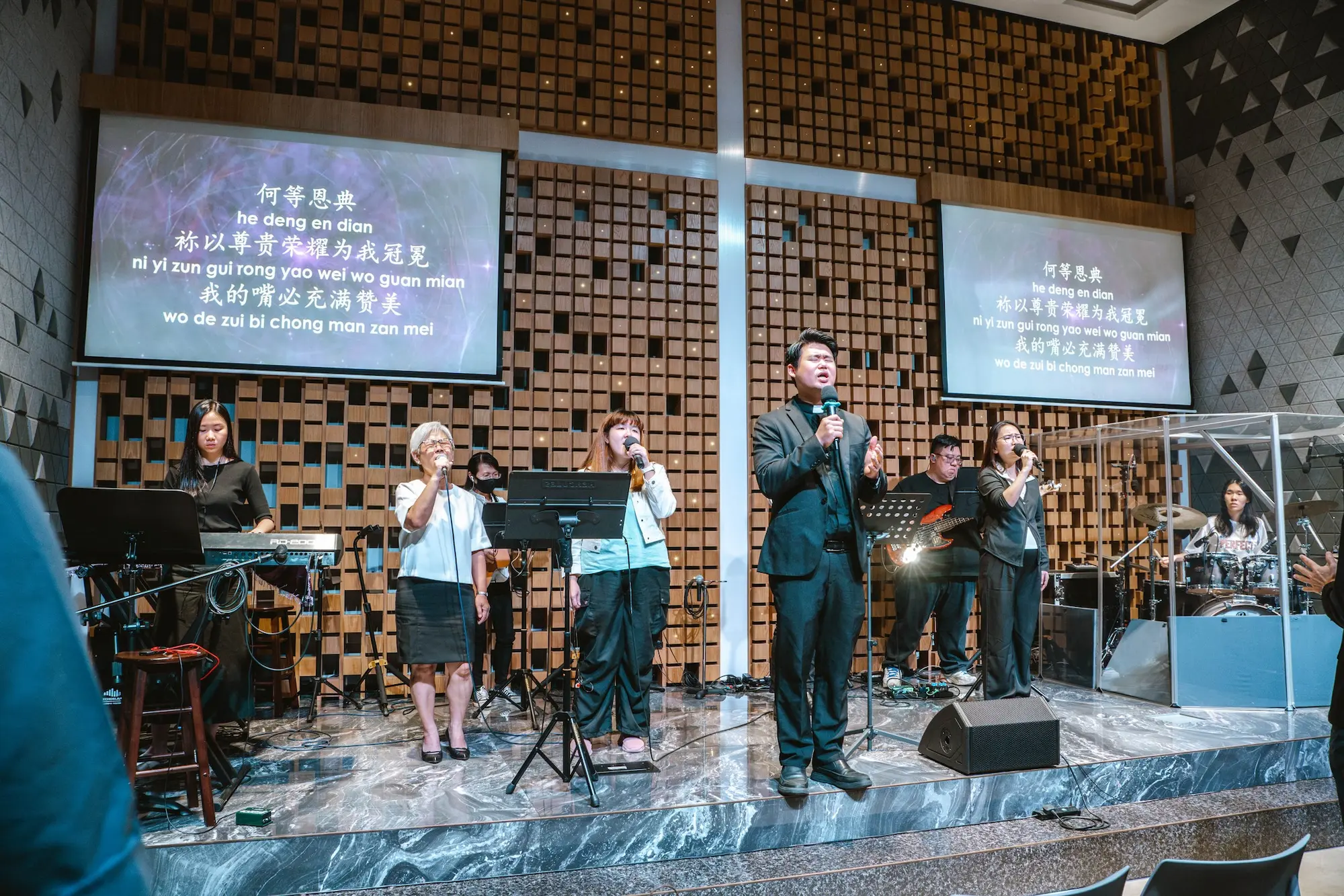 敬拜团在台上带领会众唱诗
