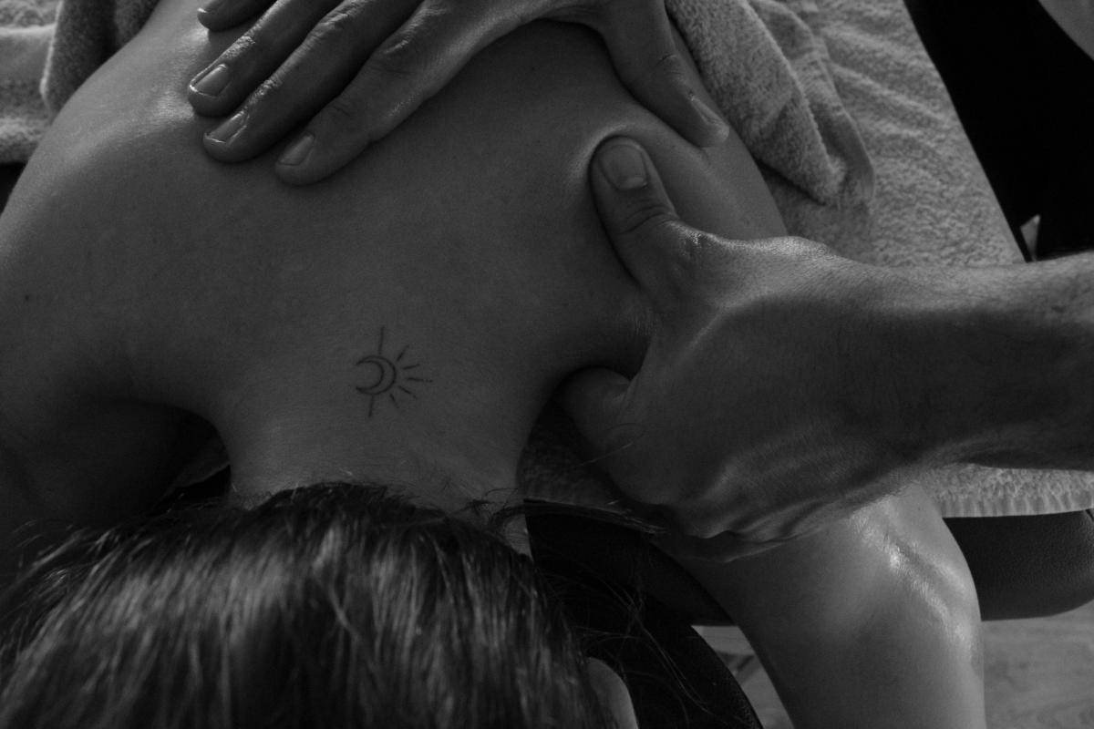 Capa do artigo #Massagem Relaxante: O Botão de "Reset" que Seu Corpo Precisa#