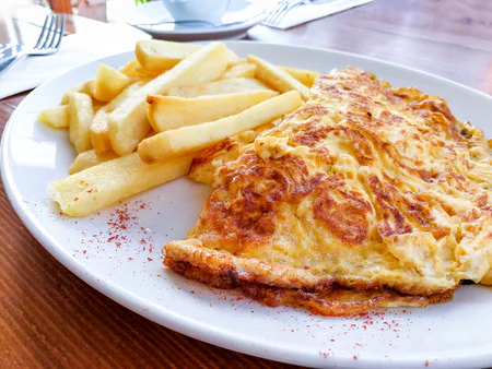 Omelette con guarnición