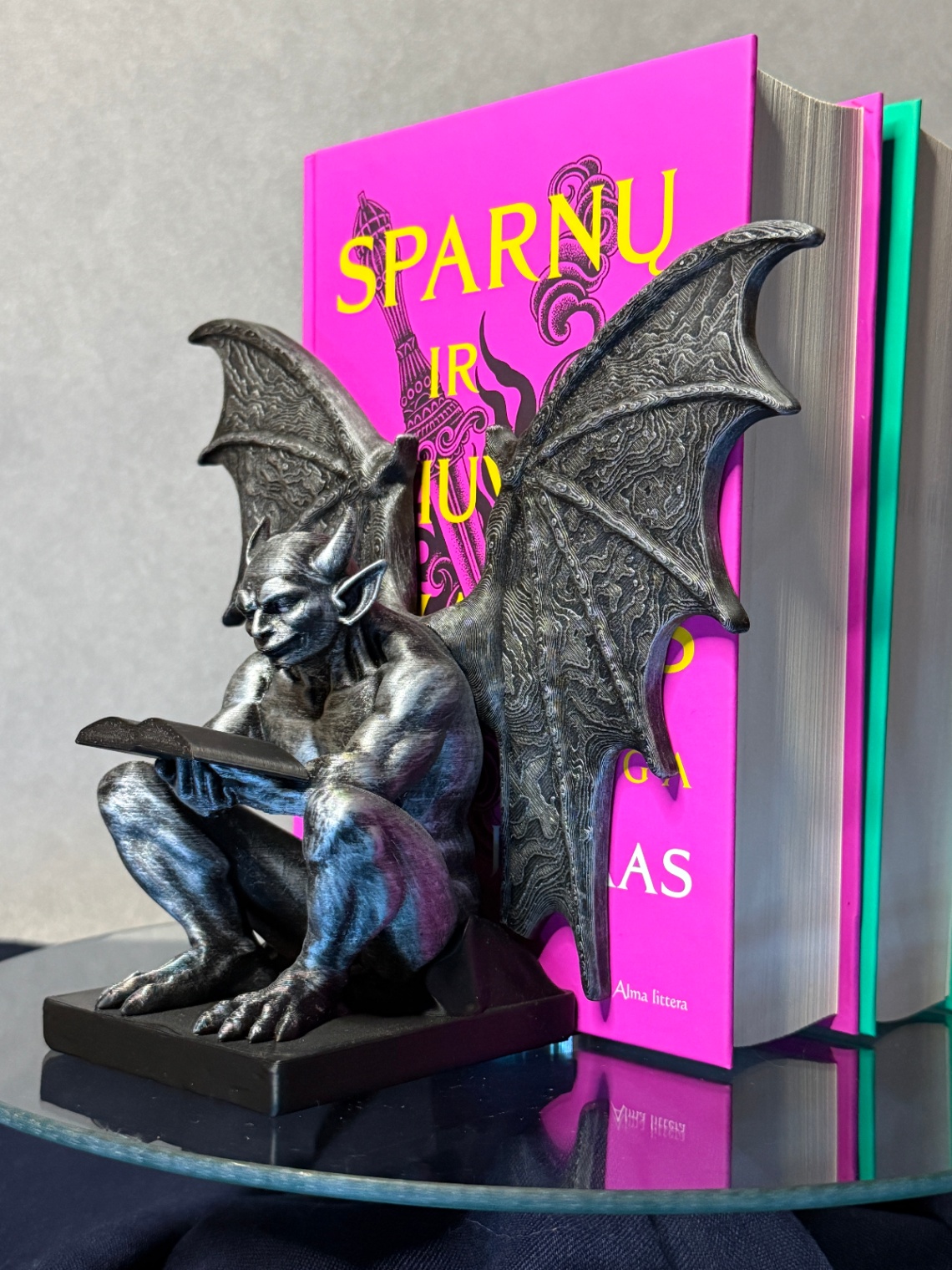 Knygų atrama „Gargoyle Reading“