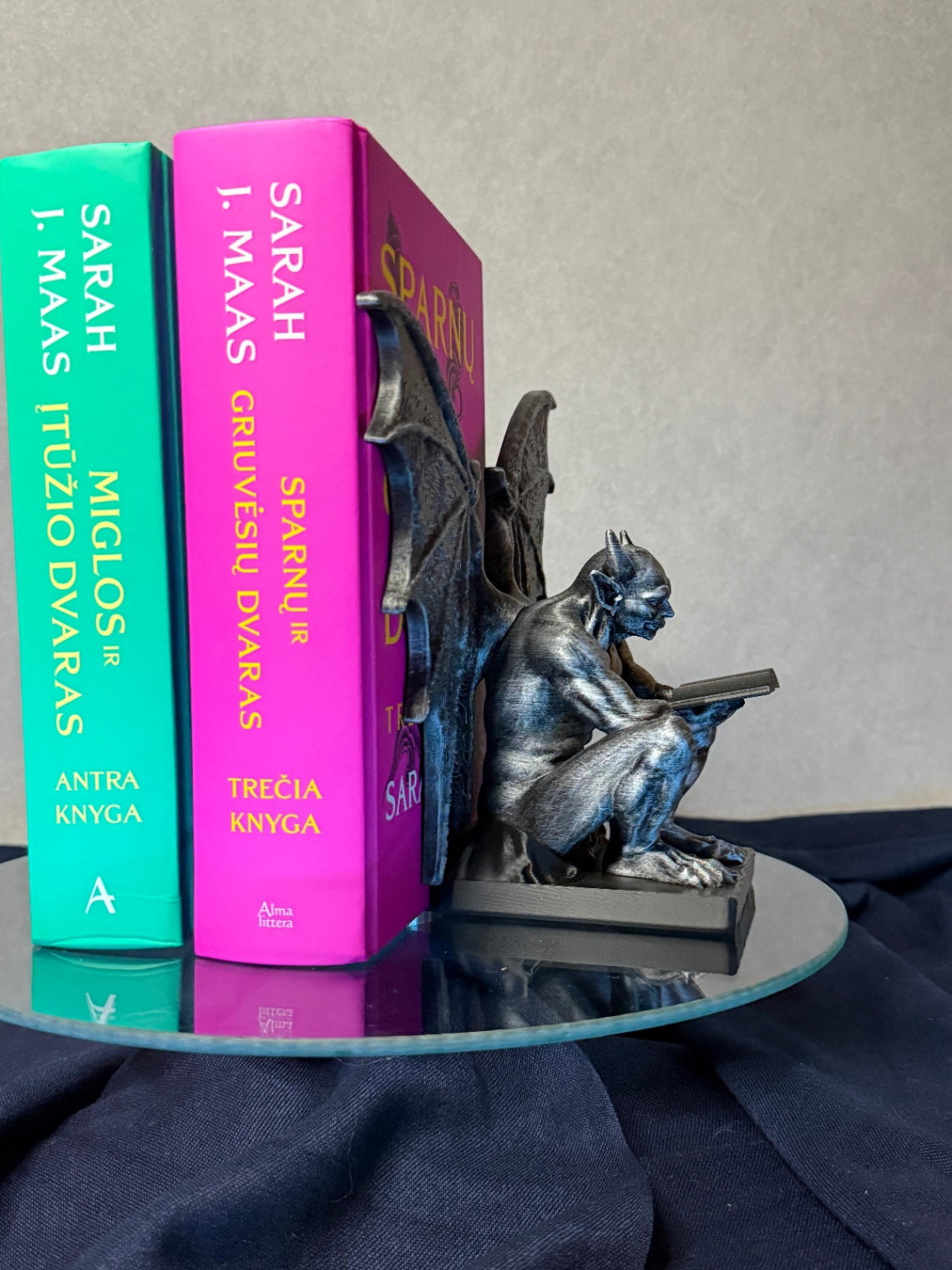 Knygų atrama „Gargoyle Reading“ - 2