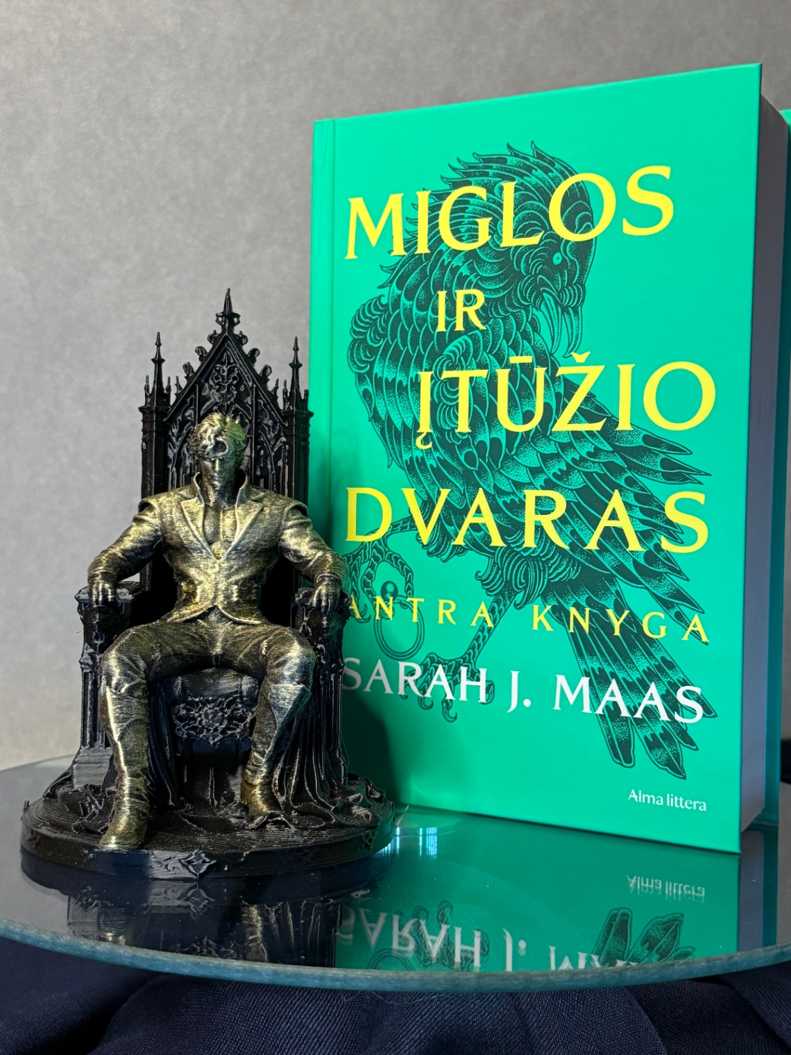 Dekoracija „Rhys on the Throne“
