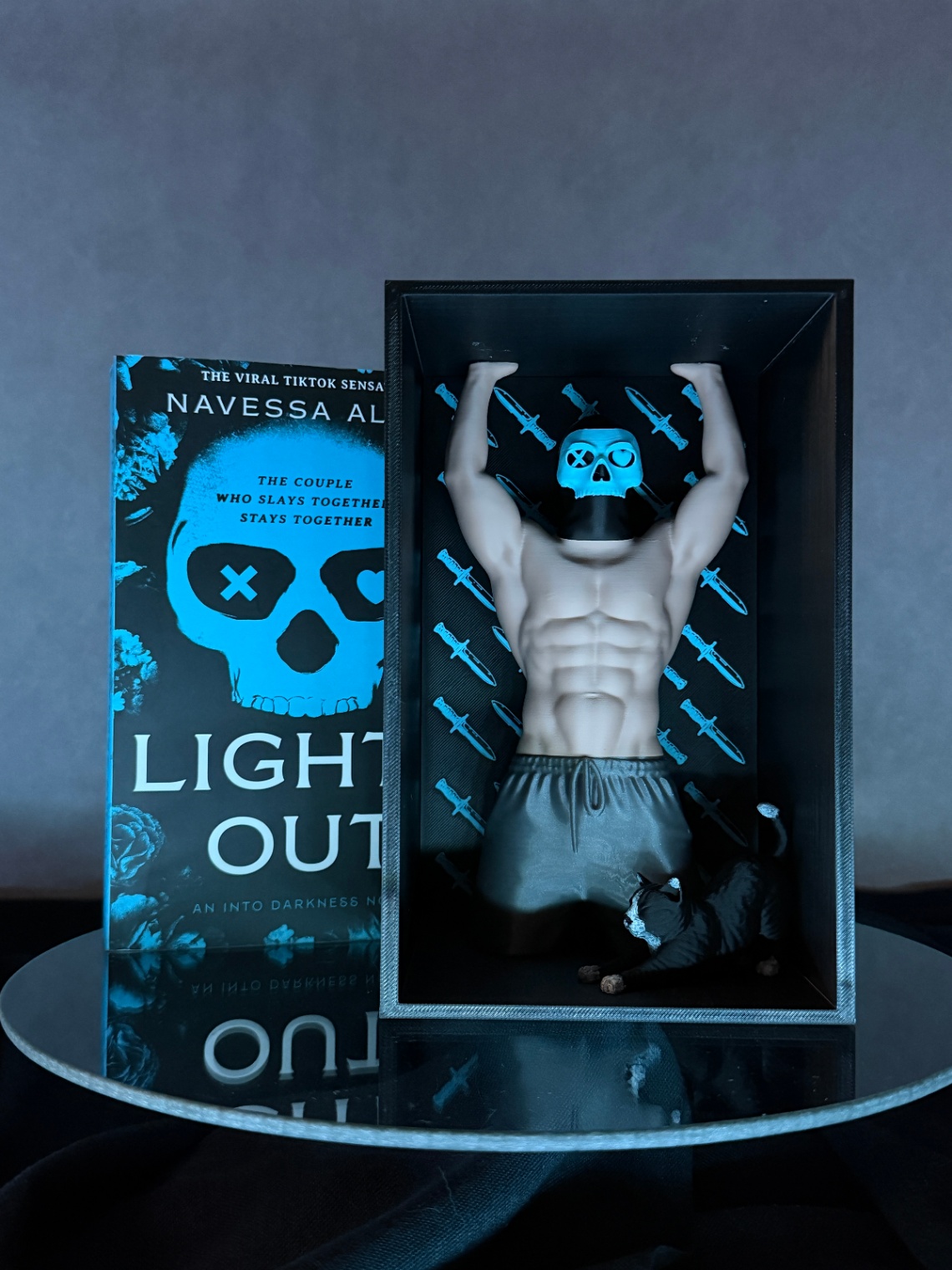 Book Nook „Masked Man Josh Hammond with Cat“ (inspired by „Lights Out“) - 2