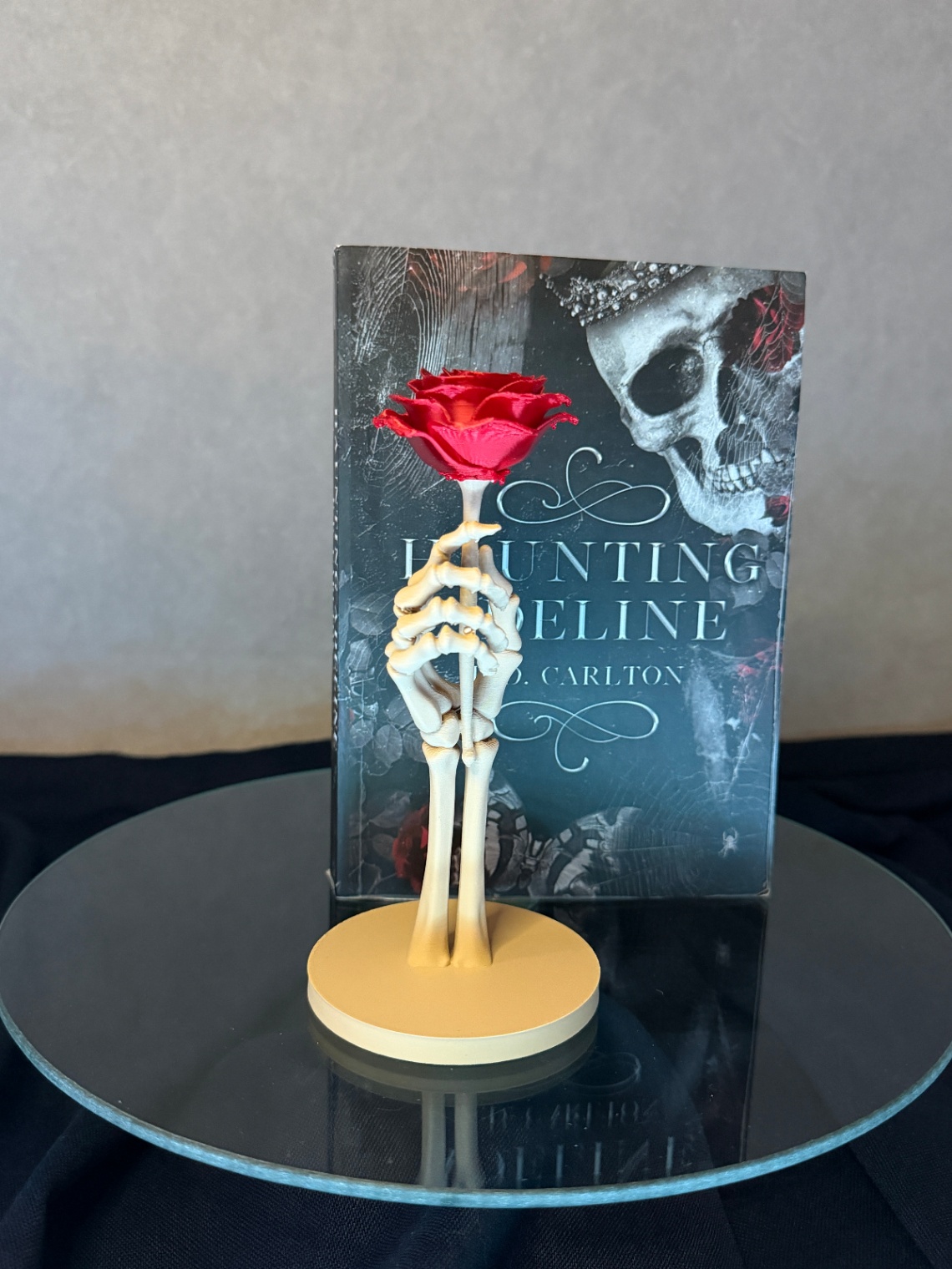 Dekoracija „Haunting Adeline Skeleton Hand Rose“