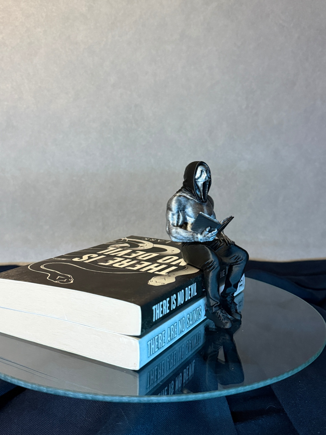 Dekoracija „Ghost Face – Bookshelf NerdDaddy“ - 2