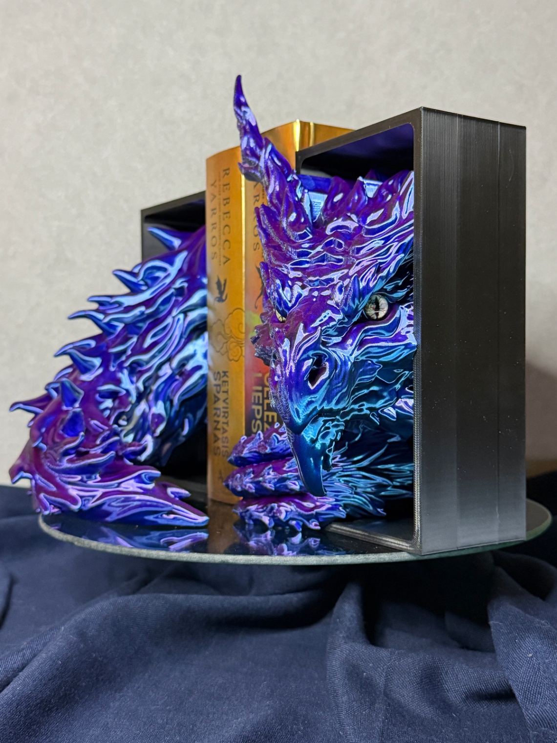Book Nook „Blue-Violet Inferno Dragon Emerging“ (Head and Tail) - 3