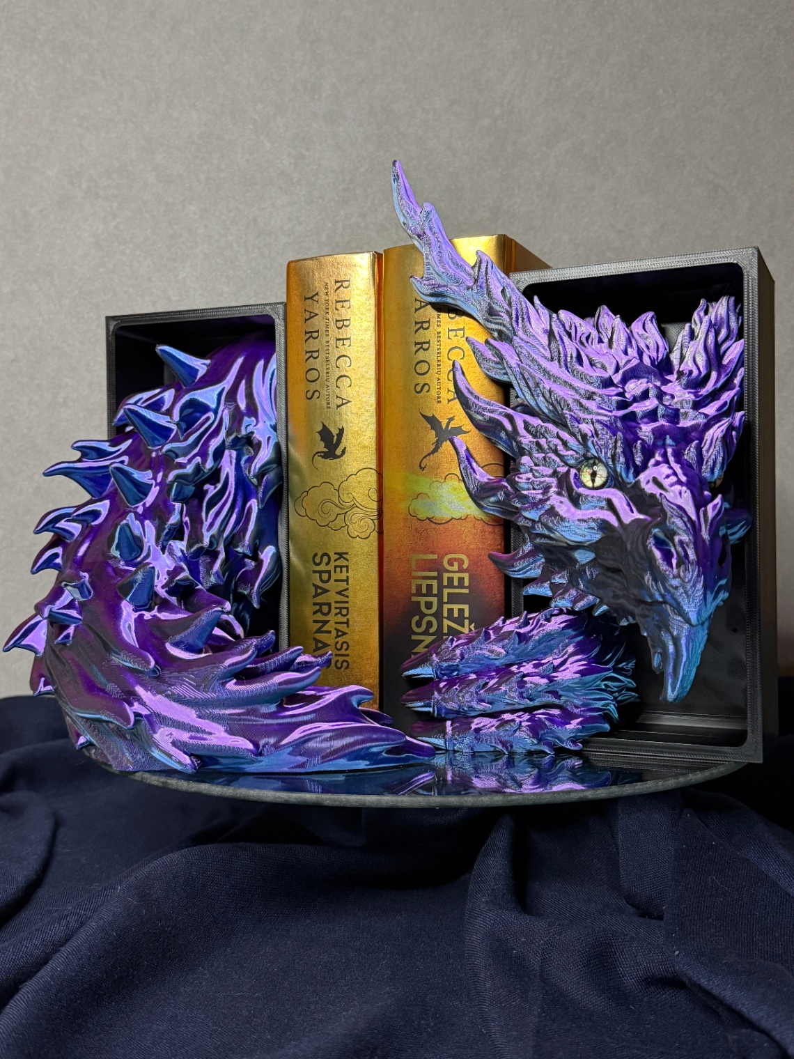 Book Nook „Blue-Violet Inferno Dragon Emerging“ (Head and Tail) - 4